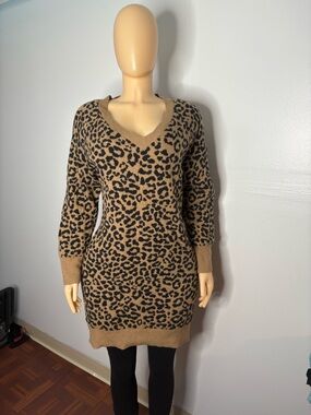 WLeopard Print V-Neck Sweater Dress in Camel and Black